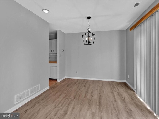 Building Photo - 10 Pine Woods Ct