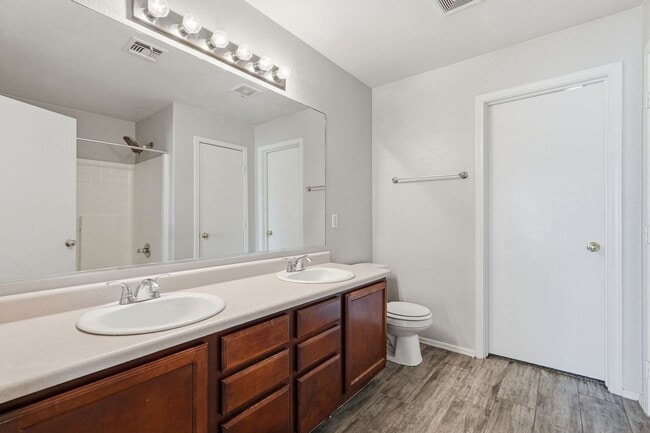 Building Photo - HUGE 6 Bedroom Home - Westgate and Freeways Nearby!