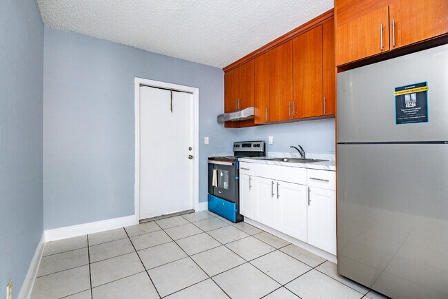 Building Photo - Charming 2-Bedroom Apartment – Fully Furni...