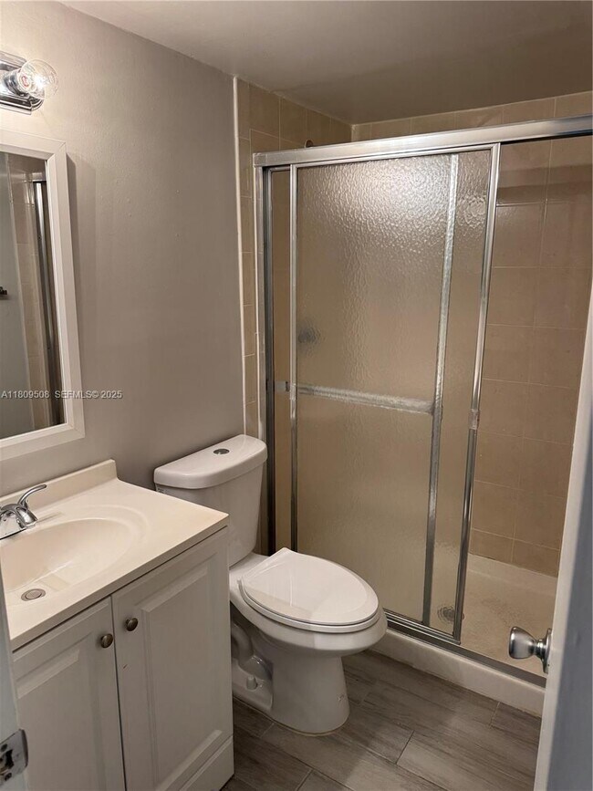 Building Photo - 721 N Pine Island Rd