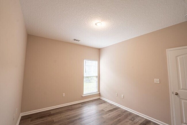 Building Photo - 10 Arbors Cir