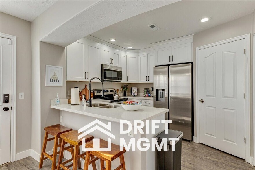 Building Photo - 184 E Rideout Hall Ln