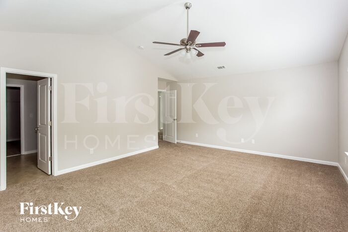 Building Photo - 5931 Sanders Farm Ln