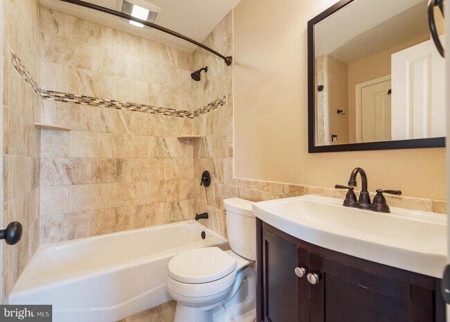 Building Photo - 645 Realm Ct W