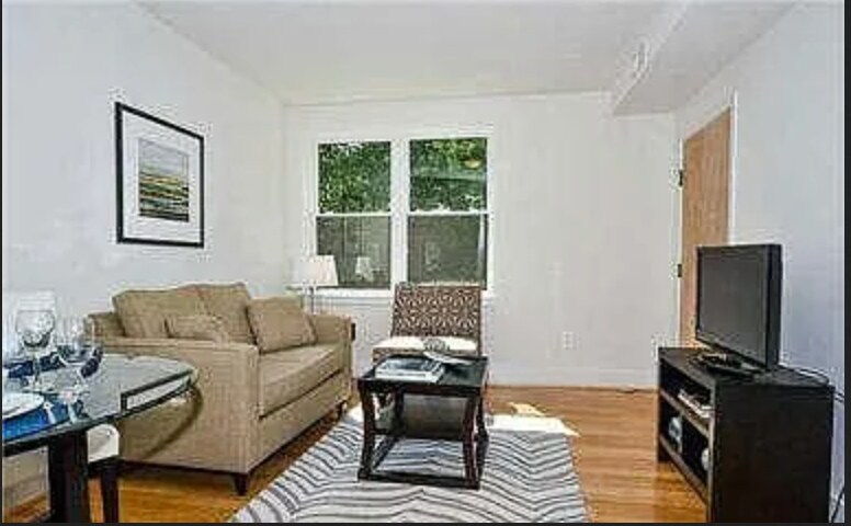 Building Photo - 811 Otis Pl NW