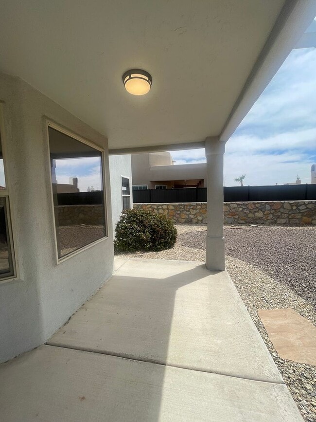 Building Photo - Gorgeous 4 bedroom/3 bathroom home located...