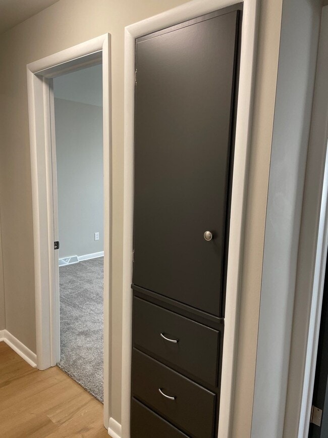 Building Photo - 1910 Thornapple Ave