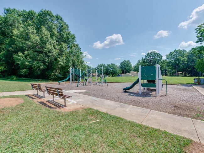 Building Photo - A picture perfect cottage home ready for you with community pool!