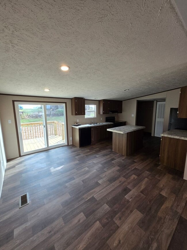 Building Photo - For Rent: Beautiful 3 Bedroom, 2 Bathroom Home