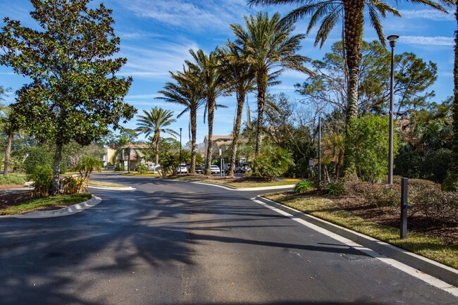 Building Photo - Las Palmas One-Bedroom townhouse with garage