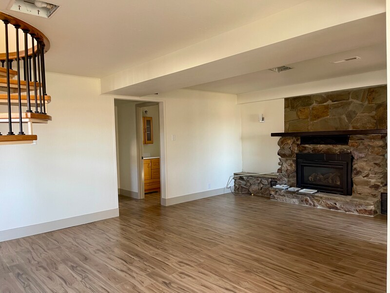 Building Photo - 592 Locust St S