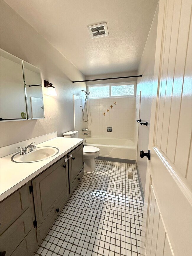 Building Photo - Live Comfortably in Federal Way – 4-Bedroo...