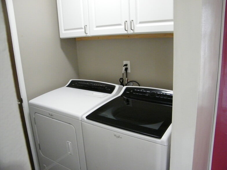 Washer/Dryer - 108 Mellbrook Rd