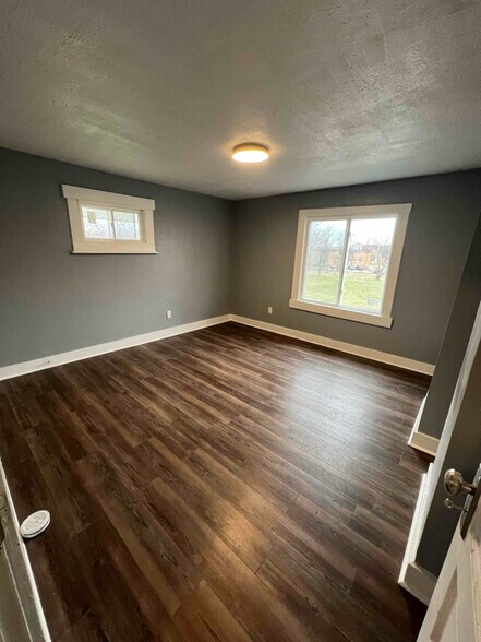 Building Photo - 929 5 Oaks Ave