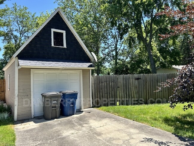 Building Photo - 711 Findlay St