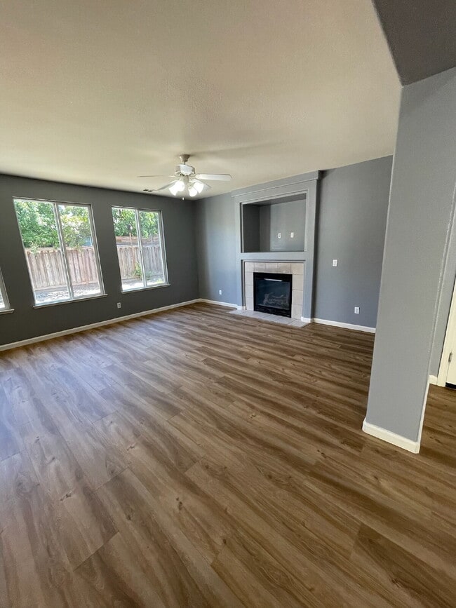Building Photo - "Spacious 4-Bed, 3-Bath Retreat with 3,260...