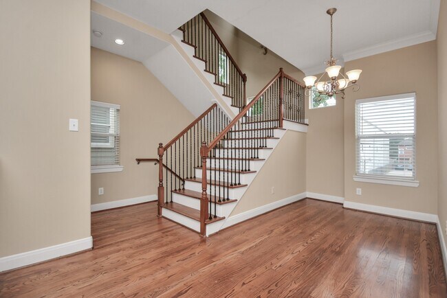 Building Photo - 1137 W 24th St