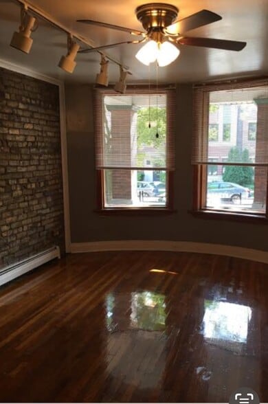 Building Photo - 1222 W Albion Ave