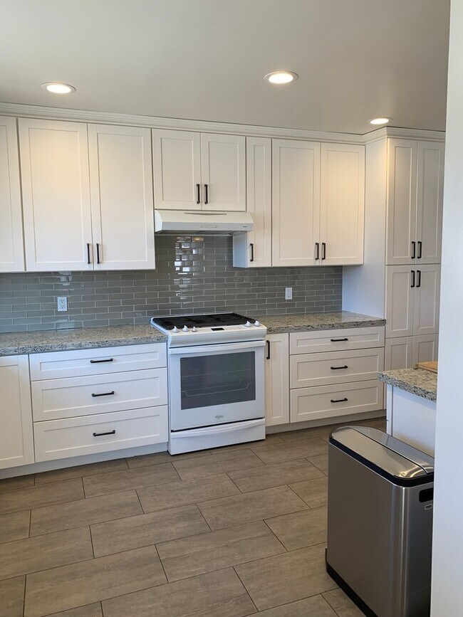 Building Photo - Spacious 3+3 Single Story Home w/ office -...