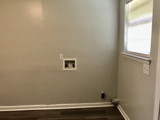 Building Photo - Newly Remodeled Duplex 2Bed/1Bath Off HWY 58!