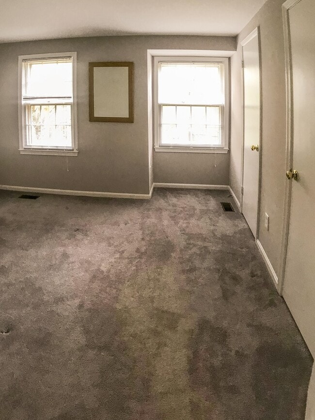Building Photo - Beautiful end-unit townhome. Walkout basem...