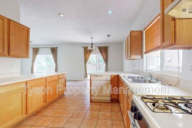 Building Photo - 7509 Cricket Hill Dr NE