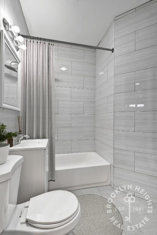 Building Photo - Renovated 3BR 1 Bath with W/D in unit - Du...
