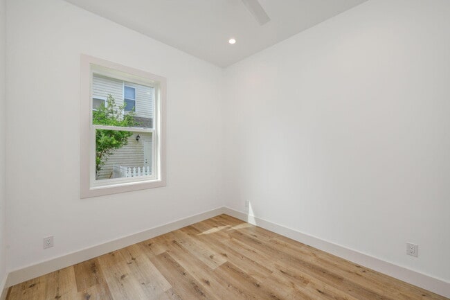 Building Photo - 114 Enchanted Way