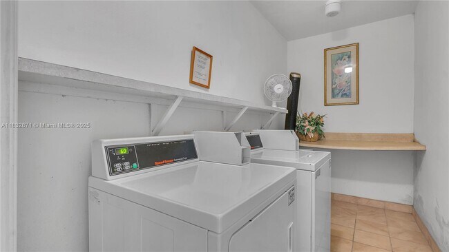 Building Photo - 3051 NE 47th Ct