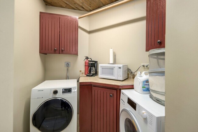 Building Photo - Gorgeous  Home In The Marmalade District O...