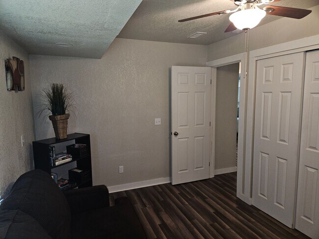 Building Photo - LARGE 4 BEDROOM 3 BATH FULLY FURNISHED HOUSE