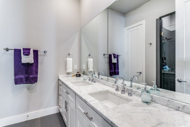 Primary Bath - 5914 Lindell Ave