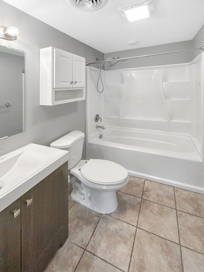 Building Photo - Welcome to this charming 2-bedroom, 1-bath...