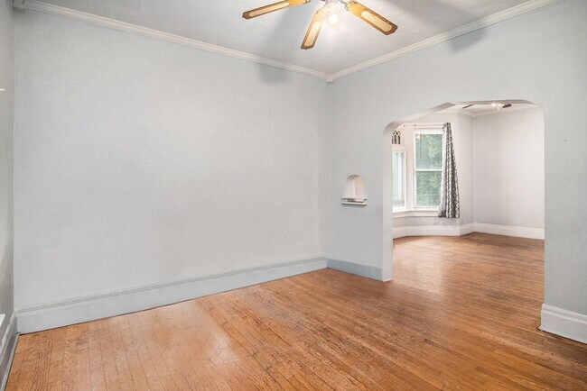 Building Photo - 3 Bedroom Close to Creighton!