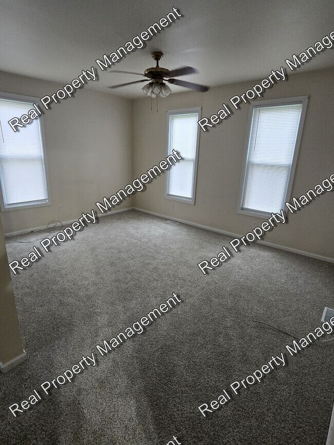 Building Photo - Three Bedroom with Oversized Garage