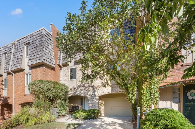 Building Photo - 3368 Montavesta Rd