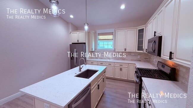 Building Photo - 4791 NE 125th Lp