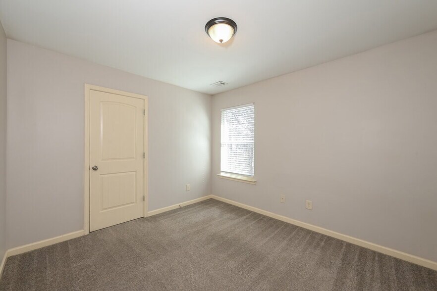 Building Photo - 466 Hill Crest Cir