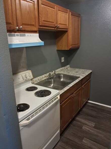 Building Photo - 1425 N Yosemite St