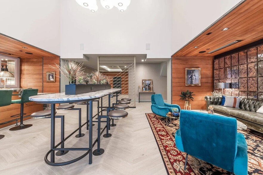 Building Photo - 122 W Division St