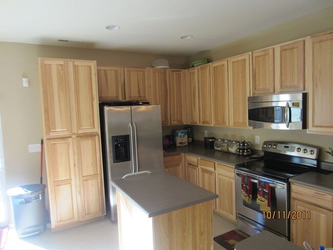 Building Photo - $1768 | 3BR/2.5BA | Beautiful townhome on ...