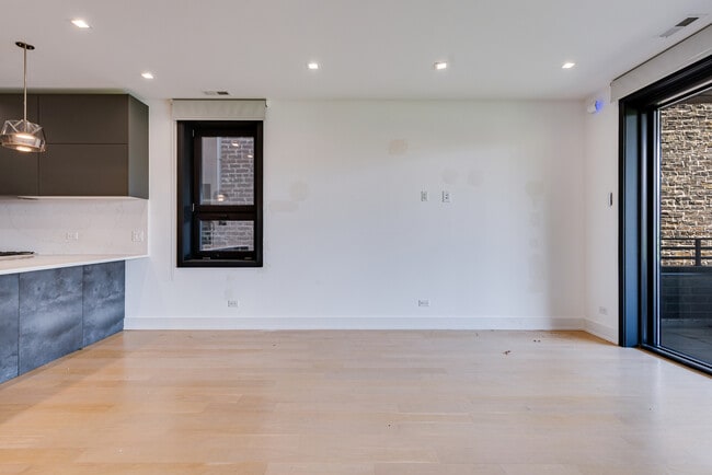 Building Photo - 1522 W Chicago Ave