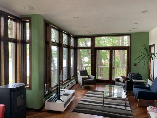 Building Photo - Year-Round Riverfront Home in Gloucester (Pet-Friendly)