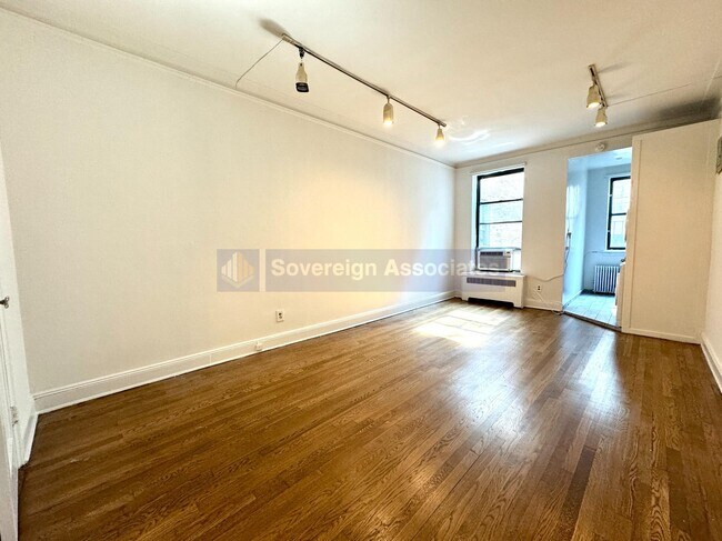 Building Photo - 156 E 85th St