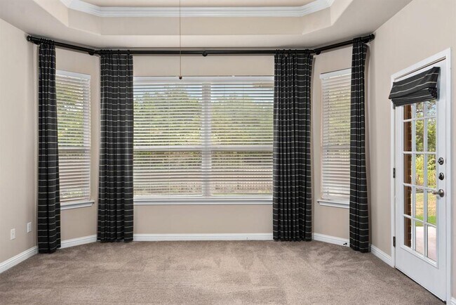 Building Photo - 880 Wild Rose Dr