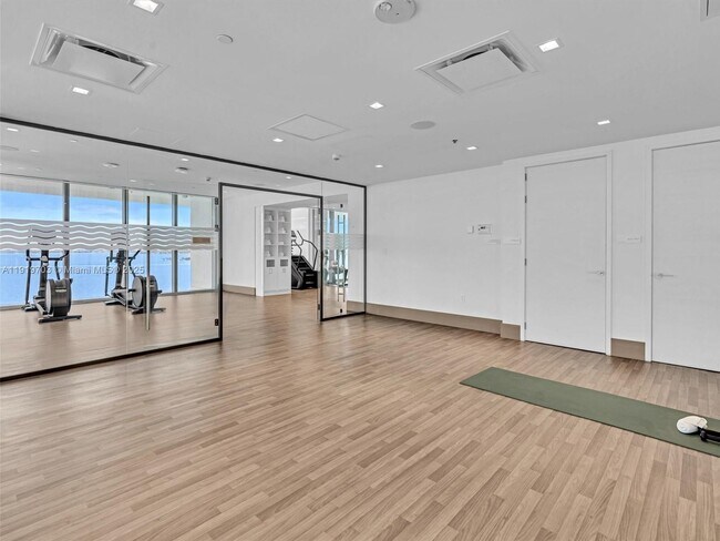 Building Photo - 700 NE 26th Terrace