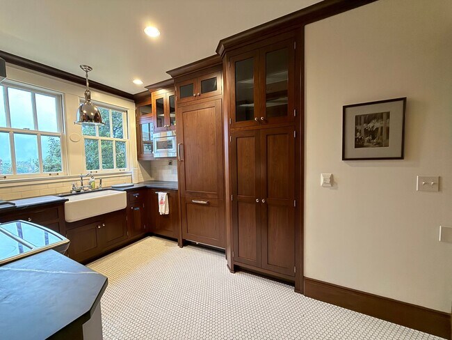 Building Photo - Historical 705 Davis Building! Vintage Lux...