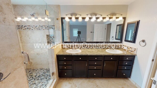 Building Photo - 10360 Londonderry Ave