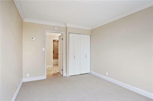 Building Photo - 700 E 8th St