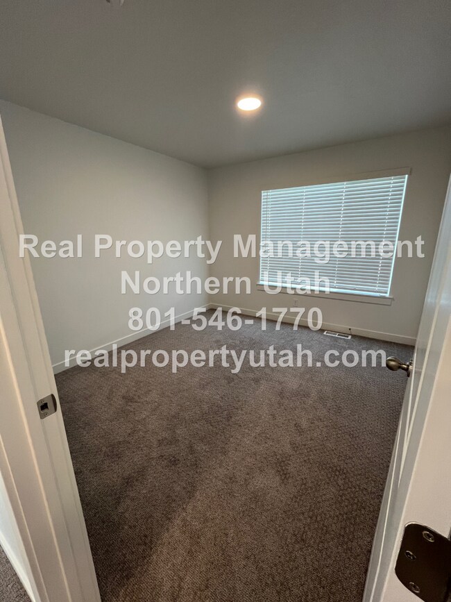 Building Photo - 3084 N 1600 E